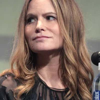 Jennifer Jason Leigh
